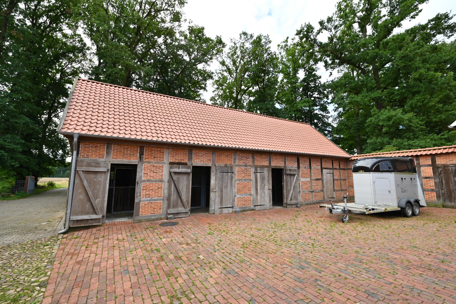 4 gepflegte Pferdeboxen mit Weideflächen, Paddock und überdachter Führanlage zu vermieten!