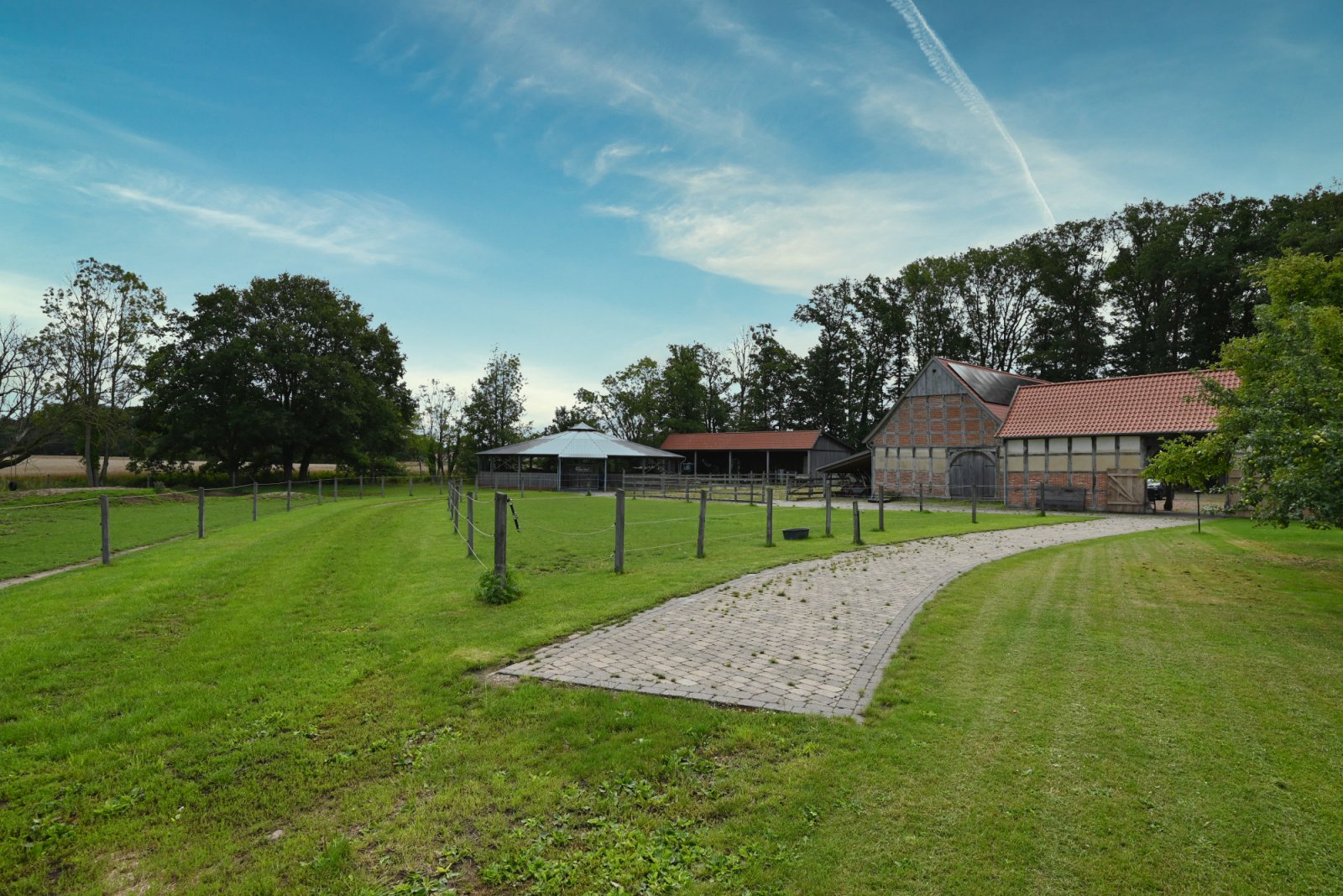 4 gepflegte Pferdeboxen mit Weideflächen, Paddock und überdachter Führanlage zu vermieten!