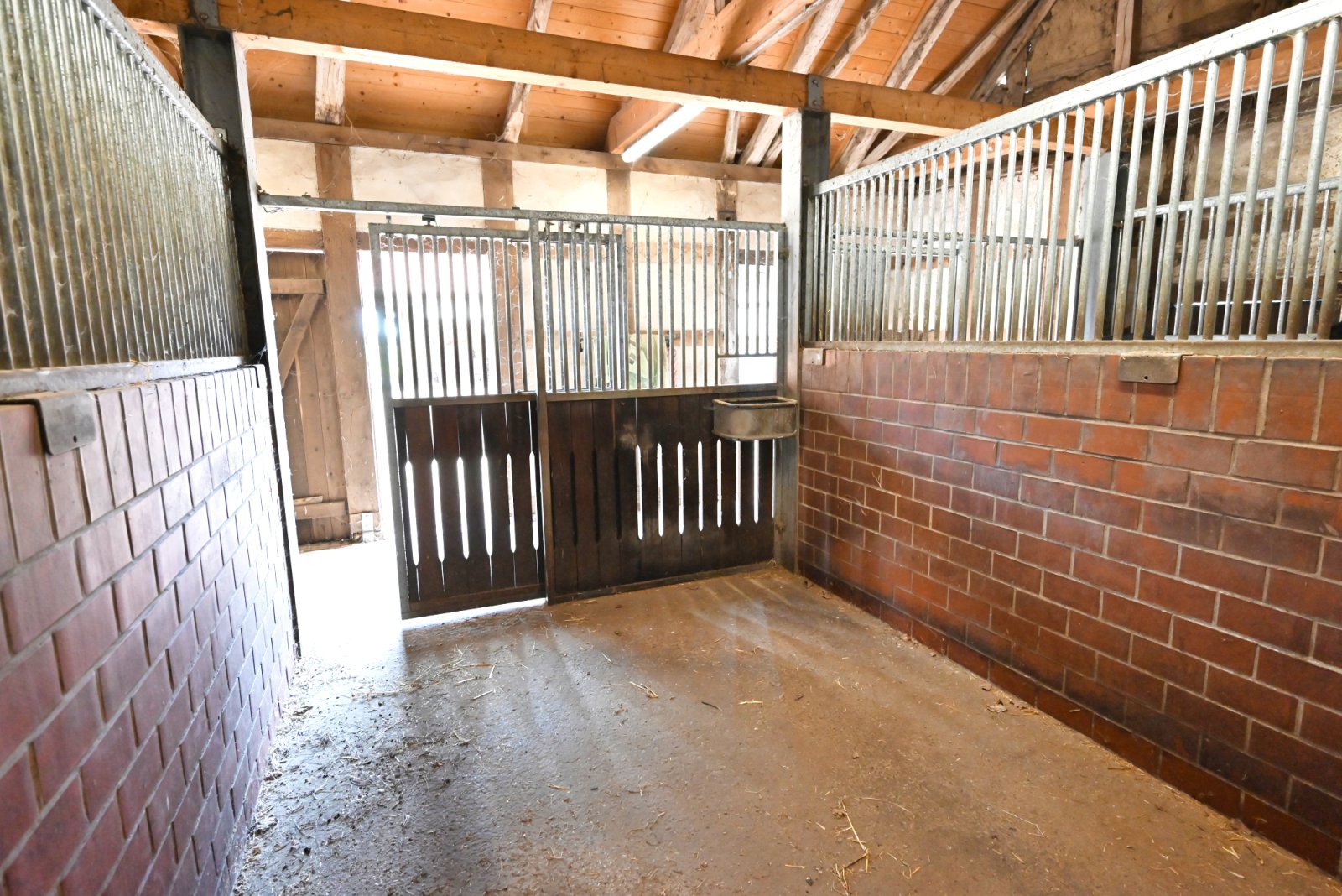 4 gepflegte Pferdeboxen mit Weideflächen, Paddock und überdachter Führanlage zu vermieten!