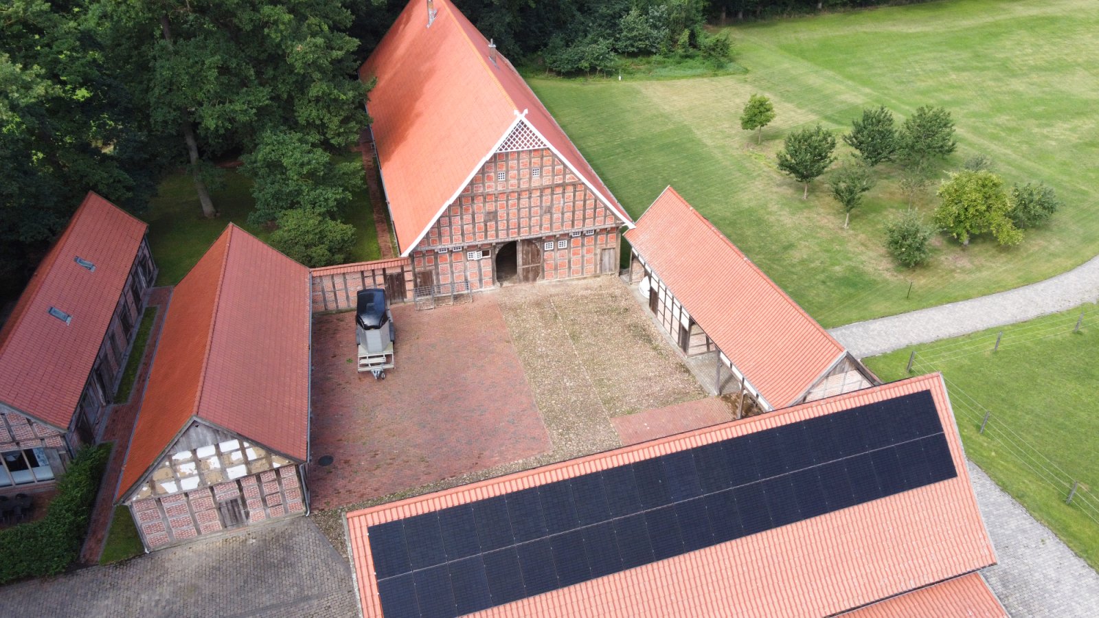 4 gepflegte Pferdeboxen mit Weideflächen, Paddock und überdachter Führanlage zu vermieten!