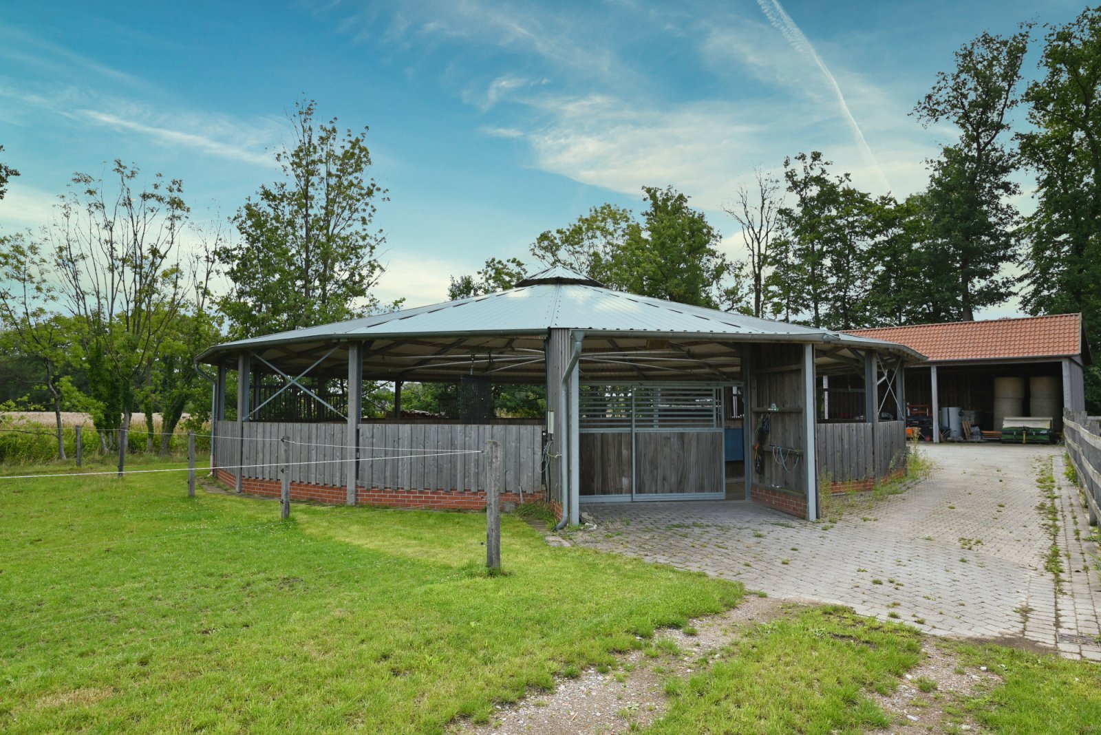 4 gepflegte Pferdeboxen mit Weideflächen, Paddock und überdachter Führanlage zu vermieten!