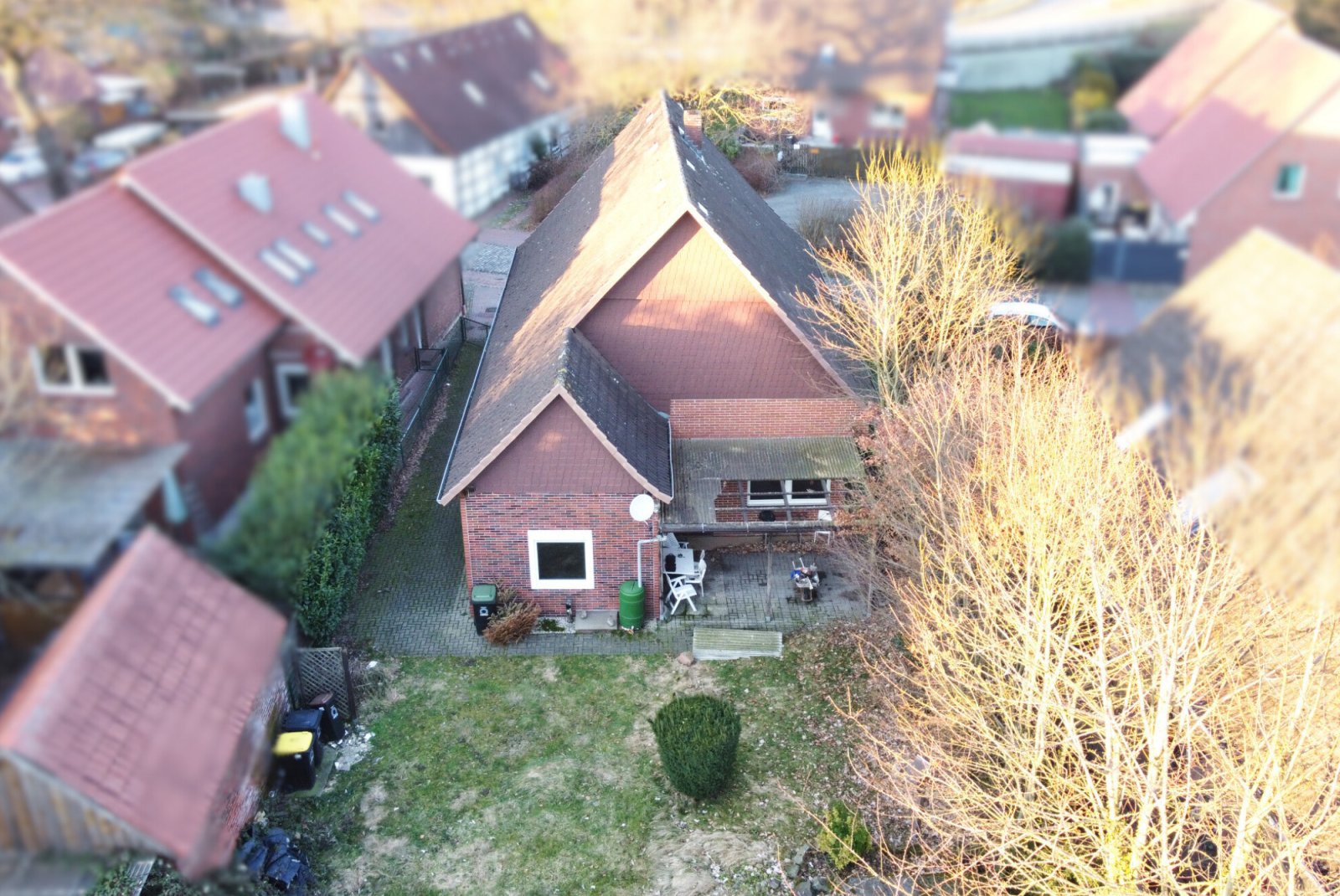 Historisches Zweifamilienhaus auf großem Grundstück in zentraler Stadtlage!